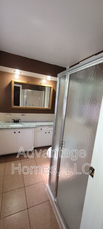 Building Photo - 8914 Grandview Dr