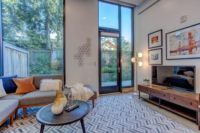 Building Photo - Luxury One Bedroom! Near Salt and Straw an...