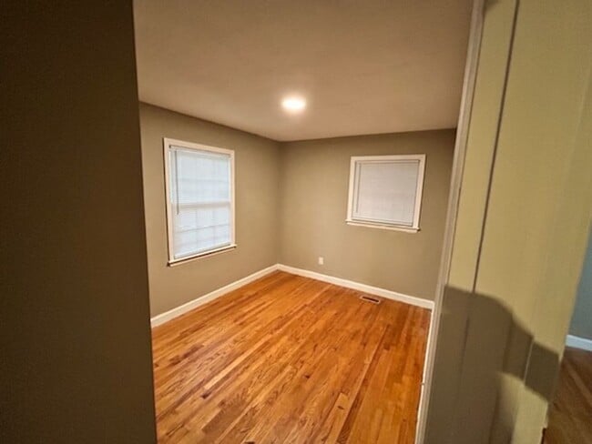 Building Photo - Welcome to this charming 3-bedroom, 1-bath...