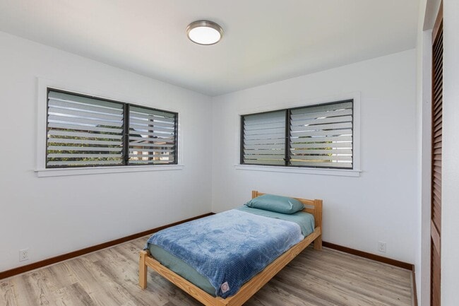 Building Photo - Unfurnished 2 bedroom, 1 bath home in quiet Lihue neighborhood, with views!