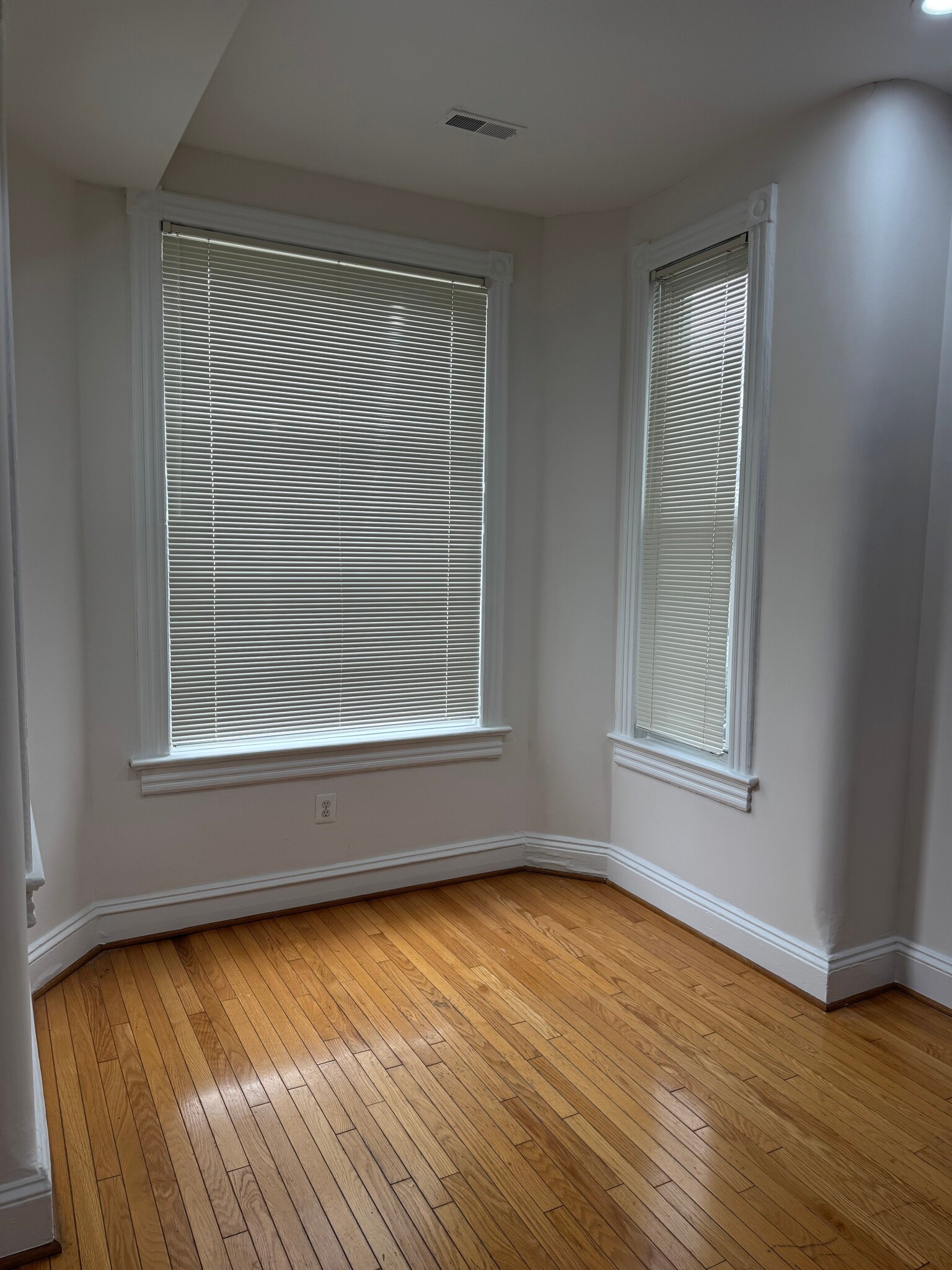 Building Photo - 823 8th St NE