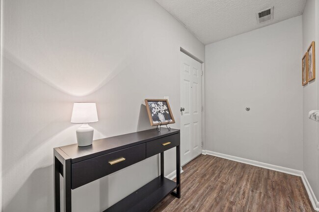 Building Photo - FULLY FURNISHED EXCLUSIVE SHORT AND MIDTERM RENTAL ONLY!