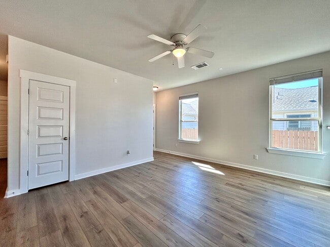 Building Photo - Spacious 3-Bed, 2-Bath Home with 2-Car Gar...