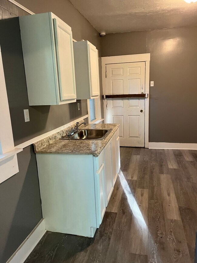 Building Photo - 7915 Linwood Ave