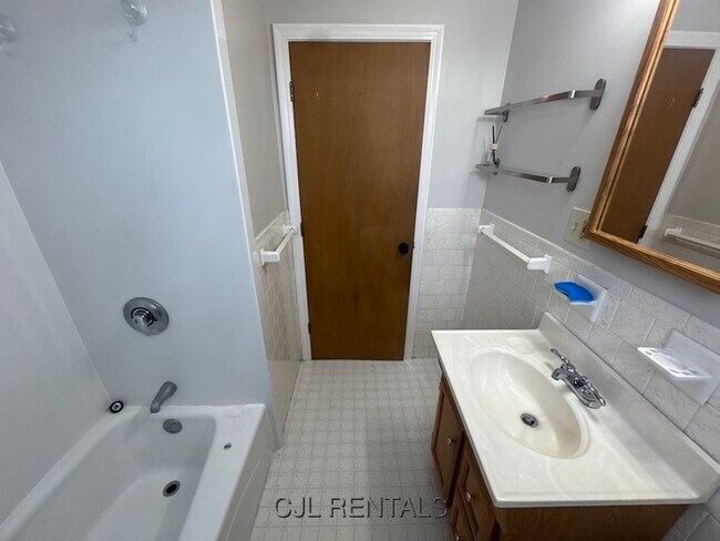 Building Photo - 108 Trimount Ave