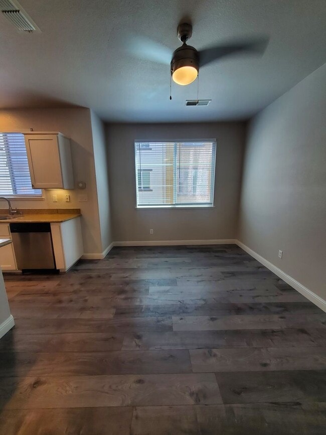 Building Photo - Modern Concord Townhouse 3/2.5 near BART &...
