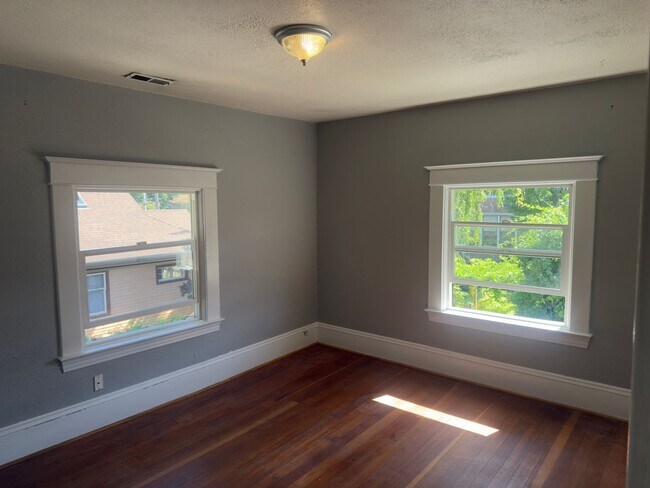 Building Photo - Bright and Spacious