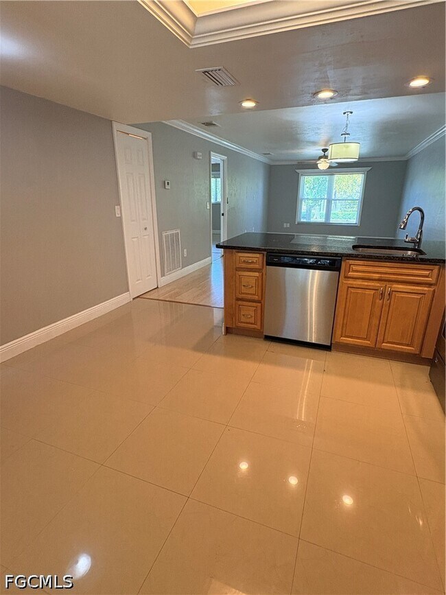 Building Photo - 2510 SE 16th Pl