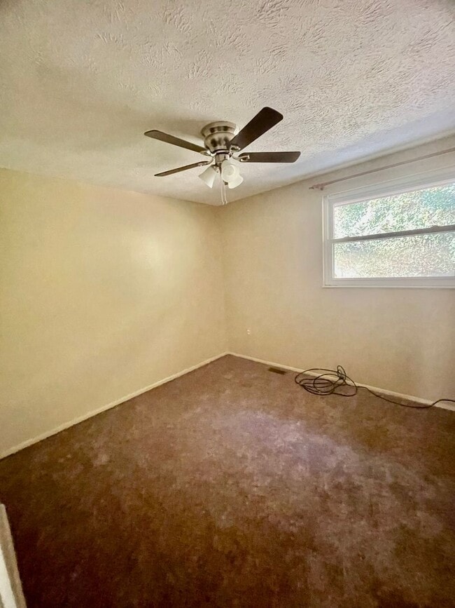 Building Photo - 3 Bed 1.5 Bath- Bridgeville PA