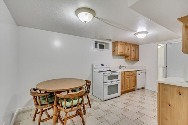 Building Photo - 2 Bedroom Basement Unit For Rent!