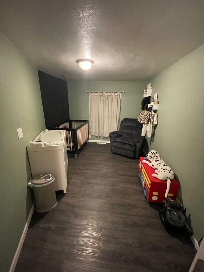 Building Photo - Beautifully updated with modern upgrades and cozy charm. PETS WELCOME
