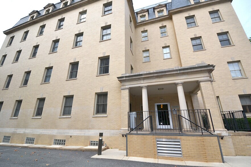 Building Photo - 4200 Pine St