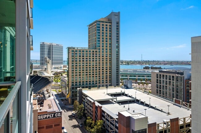 Building Photo - West Facing Downtown Condo for Rent!