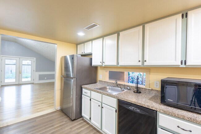 Building Photo - Cozy 3 BR/2 BA Single-Family Home in Halet...