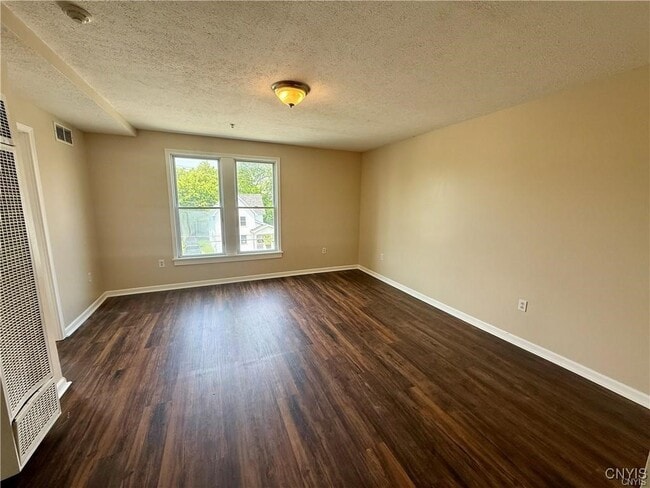 Building Photo - 5 E Main St