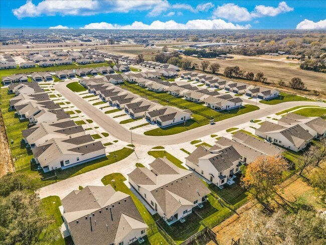 Building Photo - Edgewater Villas-Maxwell Plan