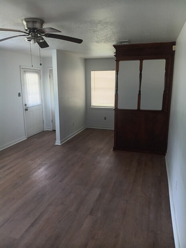 Building Photo - Teresa