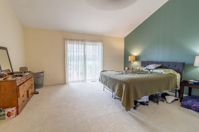 Building Photo - Spacious Luxury Multi Level, 2 Bedroom Condo