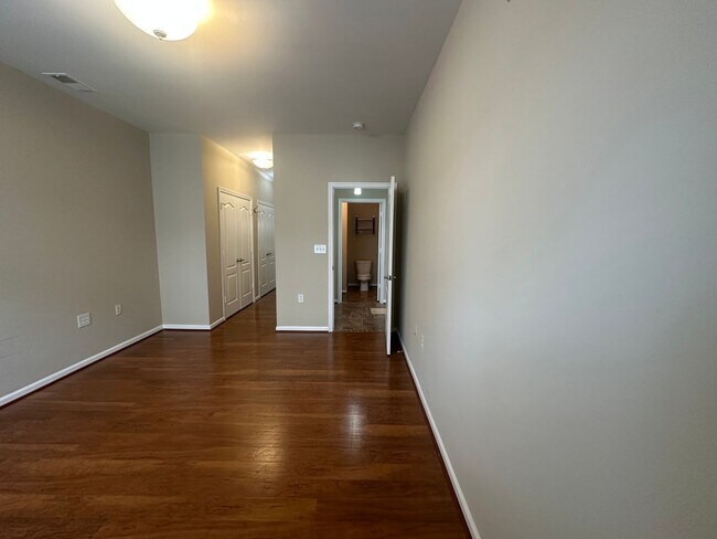 Building Photo - Beautiful townhouse style condo in Ridgely Manor - App Pending!