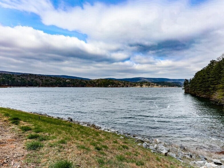 Building Photo - 1101 Fairway Oaks