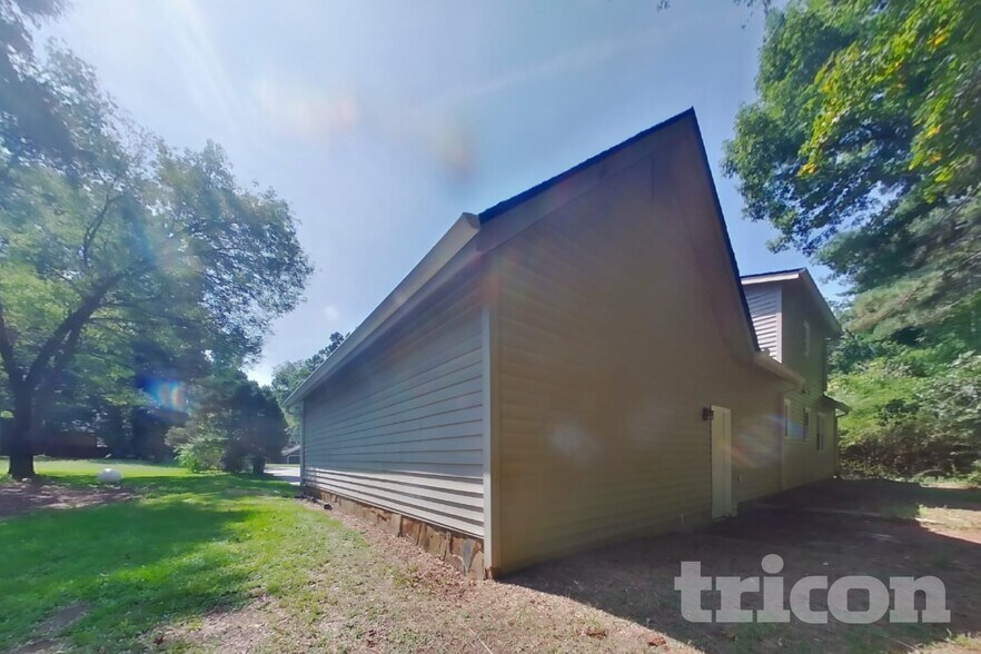 Building Photo - 2466 Red Barn Rd