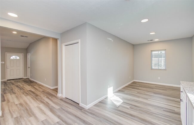 Building Photo - 9414 Lanewood Dr