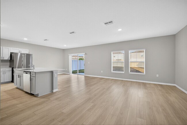 Building Photo - Spacious 4 Bedroom for Rent - With Amenities!