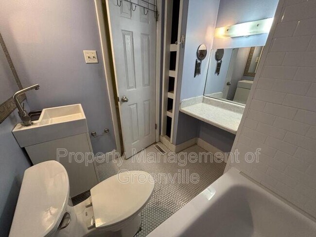 Building Photo - 2530 E North St