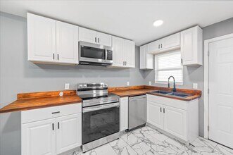 Building Photo - 2120 Krenson St