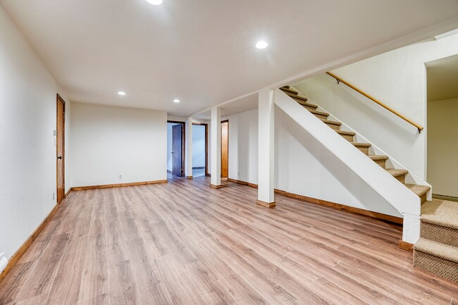 Building Photo - 305 N Chipmunk Cir