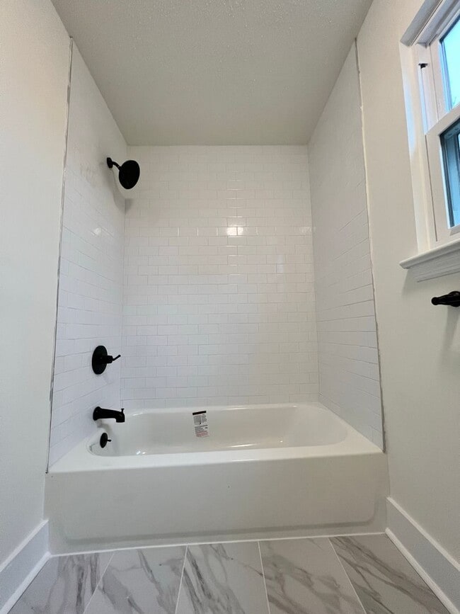 Building Photo - Newly renovated 3bed/2bath in east ridge for Rent!