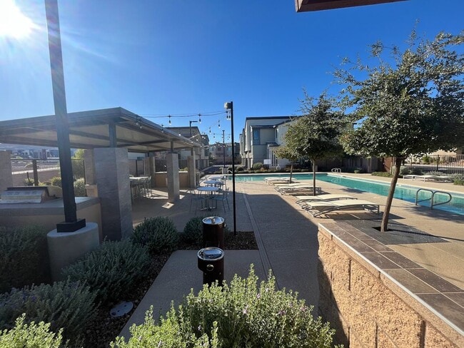 Building Photo - Beautiful 3 Bedroom Townhome in the Southw...