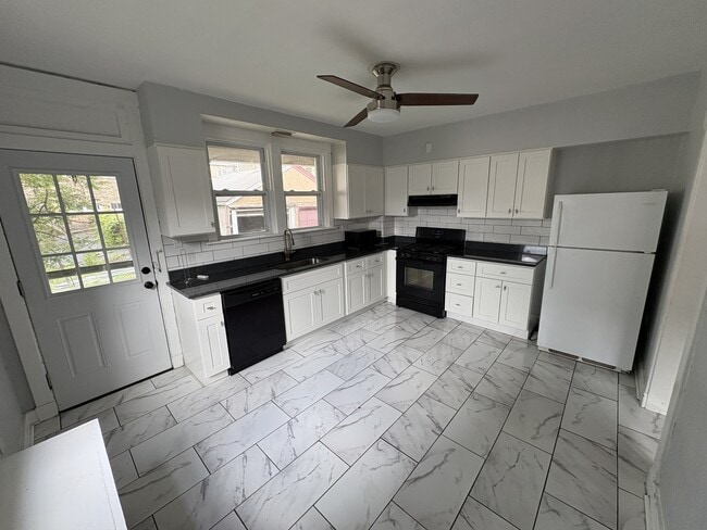 Building Photo - 2032 Wightman St