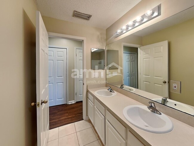 Building Photo - 800 S Edenbridge Way