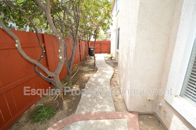 Building Photo - 658 Avenida Valencia