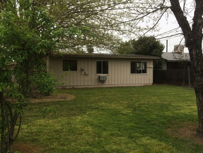 Building Photo - 3 BEDROOM HOUSE! APPLY NOW!!