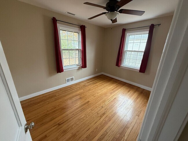 Building Photo - Great Opportunity in Lakeside area