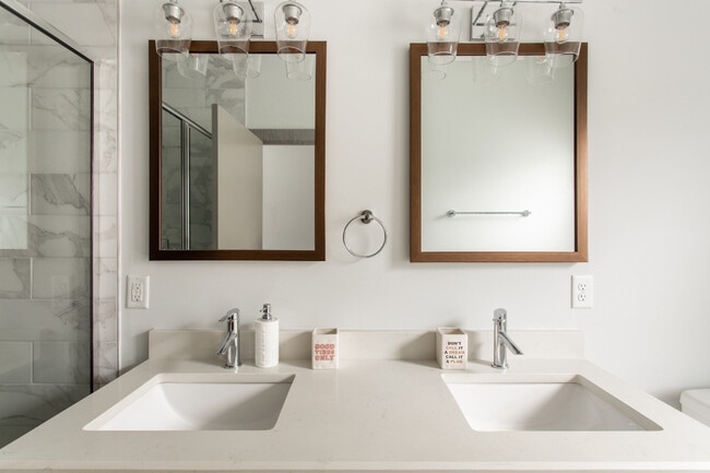 Building Photo - 1044 2nd Ave S