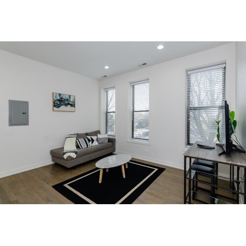 Building Photo - Gorgeous 2 bed/1 bath Recent Rehab!