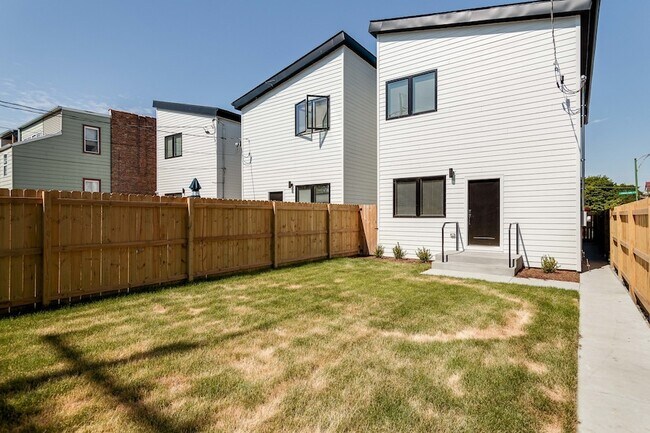 Building Photo - 7205 S Ridgeland Ave