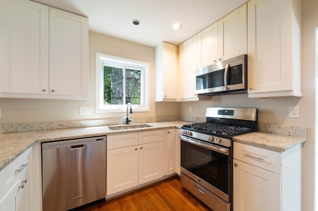 Building Photo - 5 BD 3 BA Oxon Hill, MD home is ideal for ...