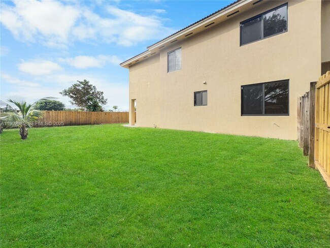 Building Photo - 1736 NE 9th Dr