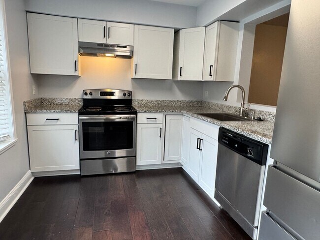 Building Photo - 3 Bedroom, 2.5 Bathroom Townhouse in Greensboro, NC!