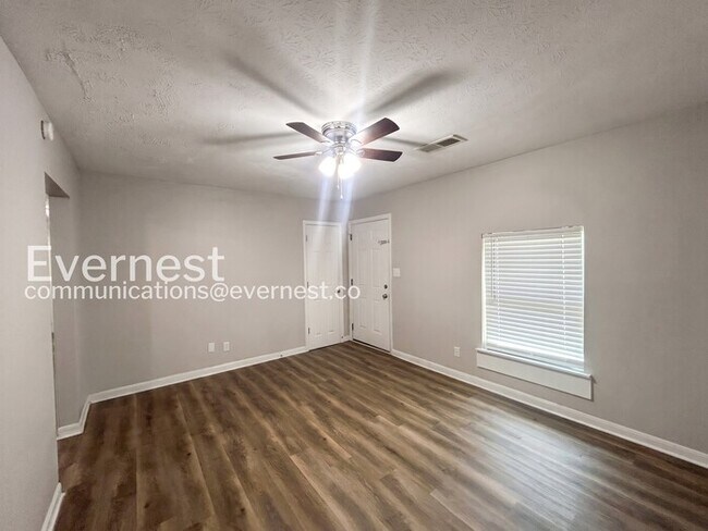Building Photo - 3 Bed, 2 Bath Home with Garage / Pet-Friendly /  Available Now!