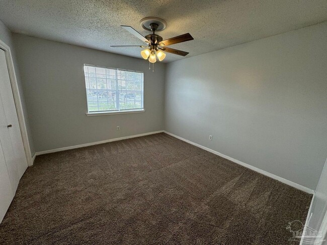 Building Photo - 407 Schubert Dr