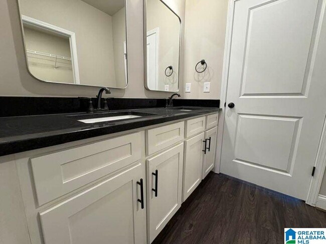 Building Photo - 4401 Lennox Pl