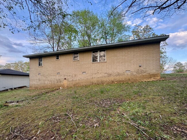 Building Photo - 3 Bedroom 1 Bath Home in Meadow Heights