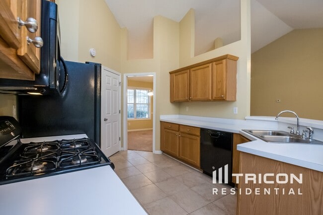 Building Photo - 8140 River Hill Commons Dr