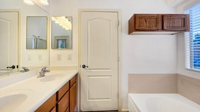 Building Photo - Close to I-10 and shopping in Goodyear!