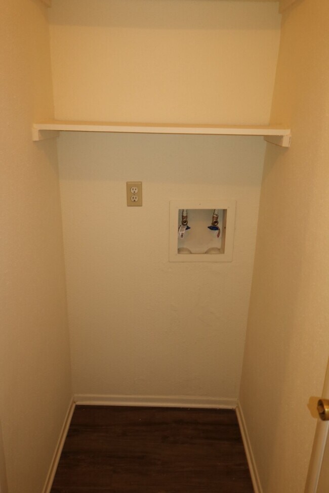 Building Photo - 21134 Park Mt Dr